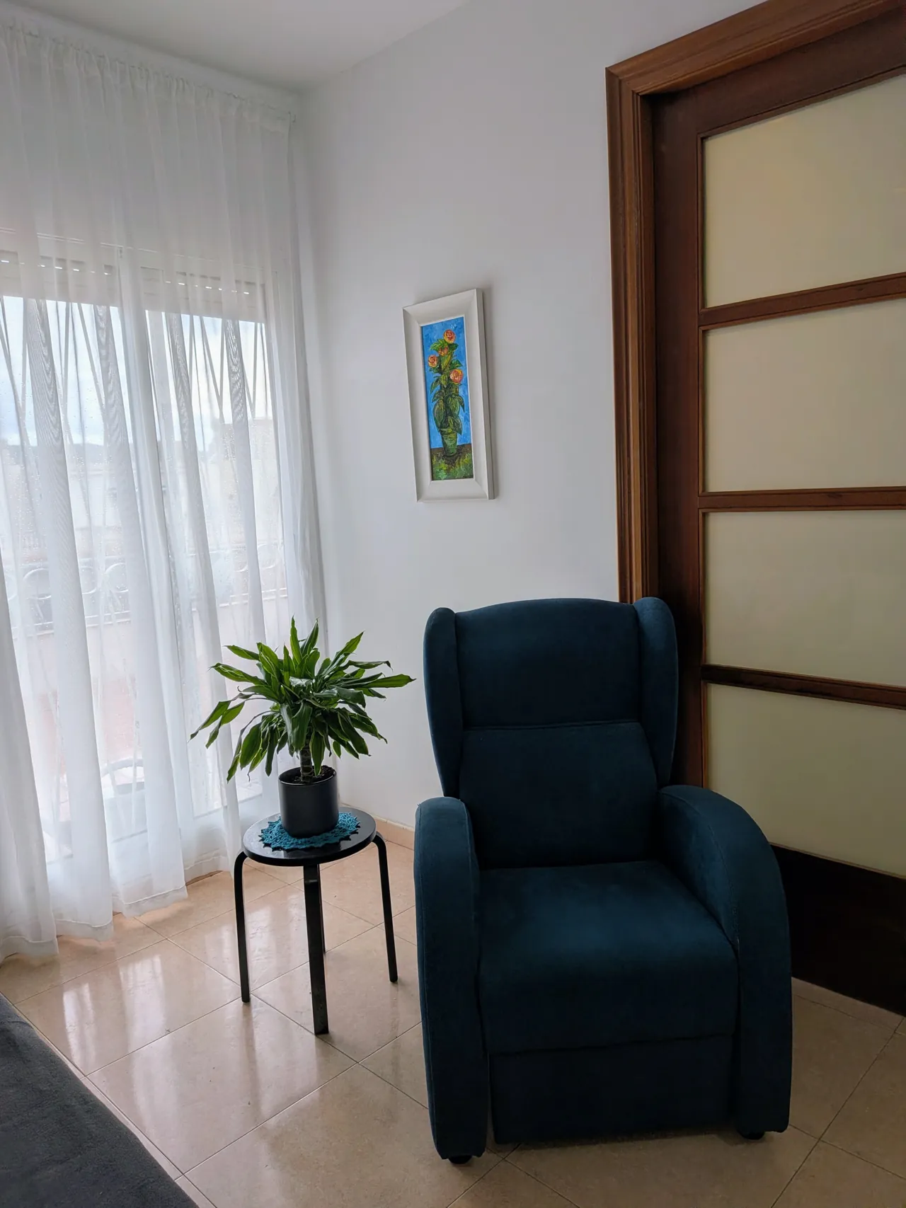 Sillón azul junto a la ventana en la consulta de Veronika Griessner